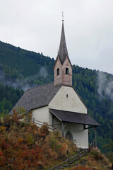 Fototapeta na wymiar Kirche St. Anna in Graun am Reschenpass