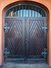 Stare drzwi, tekstura zniszczonego drewna, złuszczona farba. - obrazy, fototapety, plakaty