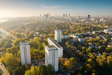 Warszawa, jesienny pejzaż miasta. Widok z drona na centrum miasta. - obrazy, fototapety, plakaty