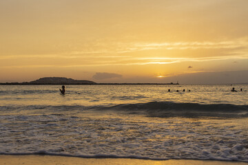 Coucher de soleil d'hier sur la plage de sable dans le sud de la France 