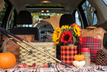 Open tailgate with vintage picnic items for autumn outdoor adventure - 537647229