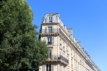Fototapeta premium Eckhaus in Paris, 10e Arrondissement