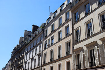 Fototapeta na wymiar Prächtige Altbauten der Beaux-Arts-Architektur im Zentrum von Paris, Frankreich