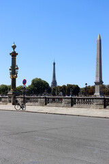 Fototapeta na wymiar Paris: 3 Türme auf der Place de la Concorde mit Obelisque, Eiffelturm und alter Laternensäule