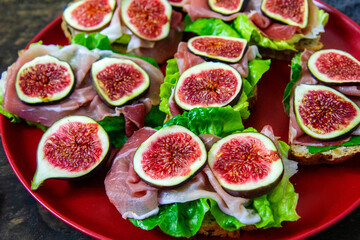  Kanapki z sałatą, szynką dojrzewającą i figami
