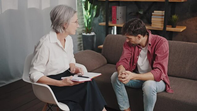 Man tries to overcome alcohol addiction with psychologist
