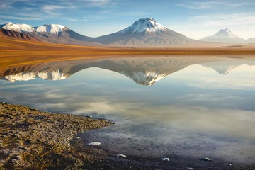 Zelfklevend Fotobehang Idyllische reflectie van Lake Lejia en vulkanisch landschap in de Atacama-woestijn, Chili © Aide