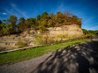B&ouml;schung mit Gesteinsschichten