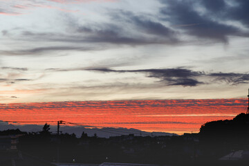 夕焼け空、拡がるオレンジ色の雲の川