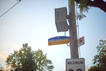 Free Ukraine sign.