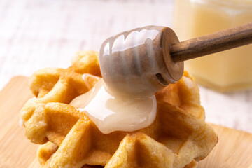 ワッフルに白い蜂蜜