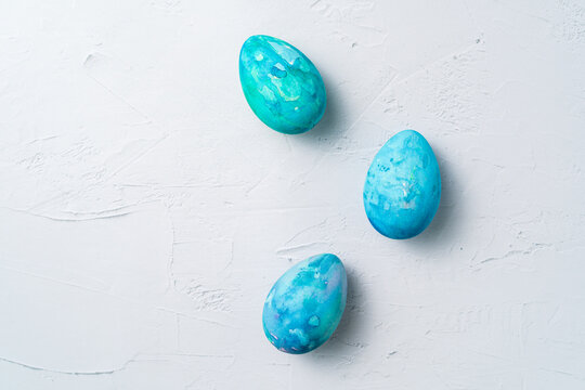 Huevos de pascua pintados con acuarela de colores