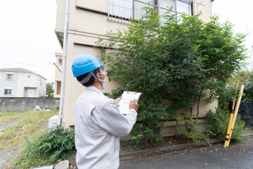 住宅を調査するビジネスマン