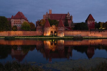 Fototapeta na wymiar malbork castle by night landscape 