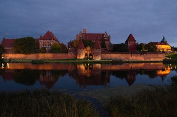 Naklejka na ściany i meble malbork castle by night panorama 