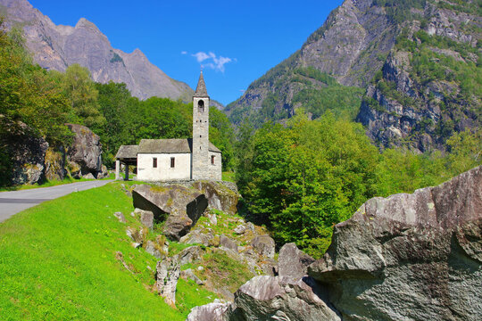 Gannariente Kirche im Bavonatal, Tessin in der Schweiz - the small church Gannariente in the Bavona Valley, Ticino