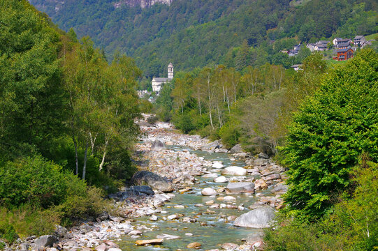 Frasco und Fluss Verzasca, Verzascatal, Tessin, Schweiz, Europa - Frasco and Verzasca river, Verzasca valley, Ticino, Switzerland