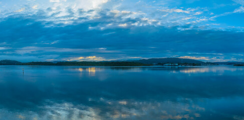 Obraz premium Respite from the rain - Bay waterscape with reflections