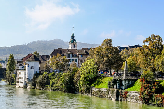 Olten, Stadtturm, Aare, Fluss, Stadt, Altstadt, Alte Br&uuml;cke, Holzbr&uuml;cke, historische H&auml;user, Bahnhof, Herbst, Herbstsonne, Herbstfarben, Solothurn, Schweiz