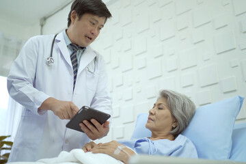 Obraz premium Specialist doctor or professional physician visiting a senior female patient in recovery ward hospital in hospital.