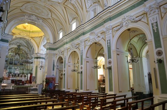 Praiano - Scorcio della navata destra della Chiesa di San Gennaro