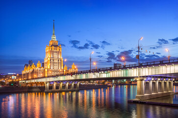 Obraz premium Radisson Hotel (former Ukraine Hotel) and Novoarbatsky Bridge, Moskva River, Moscow