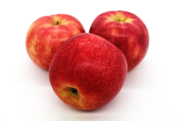 Fototapeta na wymiar Fresh Apple fruit isolated on white background