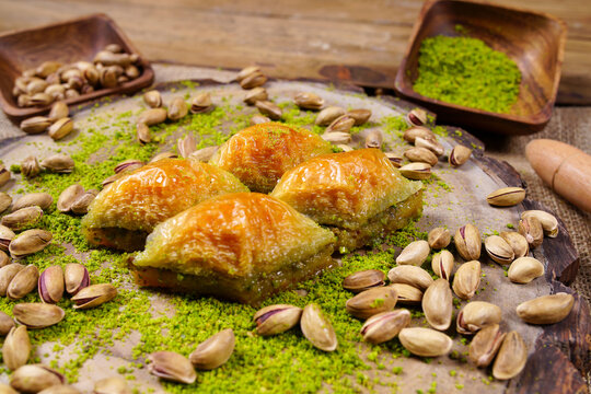Baklava on the tray, baklava on the plate, pistachio baklava, Gaziantep baklava