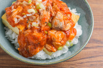 サバと豆腐のトマト丼