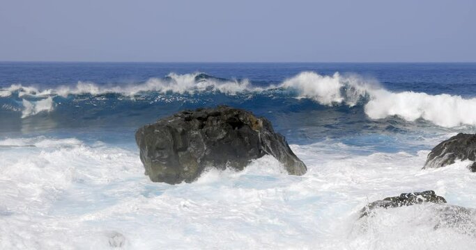 Olas rompiendo en la costa
