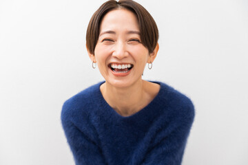 カメラ目線のニットを着た日本人女性