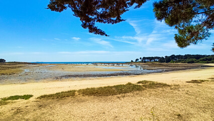 Plage bretonne &agrave; mar&eacute;e basse
