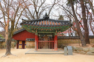 Fototapeta premium 대한민국 경주에 있는 유명한 관광명소인 불국사의 아름다운 가을 풍경이다.