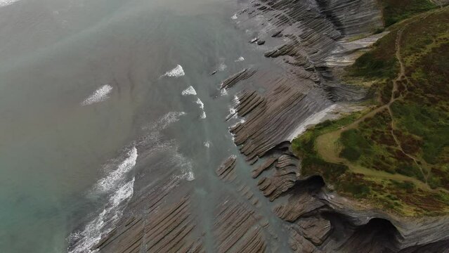 Drone - vue a&eacute;rienne - de jour en ext&eacute;rieur sans aucune personne avec altitude dans l'immensit&eacute; de la montagne et sa colline pour une &eacute;l&eacute;vation avec puissance de la solitude
