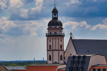 Naklejka premium Turm der Thomaskirche Leipzig: Historisches Wahrzeichen und Wirkungsstätte von Johann Sebastian Bach, Blick auf den Turm der Thomaskirche, Kirche in Leipzig, Sachsen, Deutschland