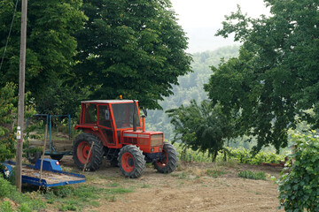 Primo piano di trattore in tenuta vinicola della Franciacorta, Italia