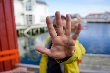 Mann hält Hand hoch als Stop Zeichen mit fünf Fingern  in groß