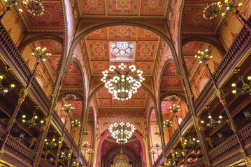 Budapeszt Synagoga Wielka w środku z drewnianymi ławkami ornamenty i zdobienia na suficie