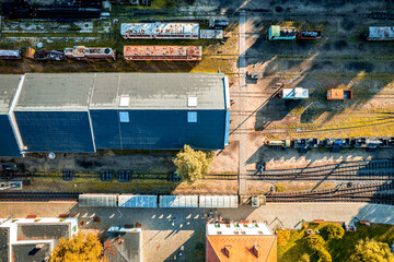 Fototapeta zabytkowa stacja kolejowa, muzeum kolei wąskotorowej w Rudach na Śląsku w Polsce, panorama z lotu ptaka jesienią. obraz