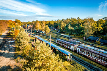 zabytkowa stacja kolejowa, muzeum kolei wąskotorowej w Rudach na Śląsku w Polsce, panorama z lotu ptaka jesienią. - obrazy, fototapety, plakaty