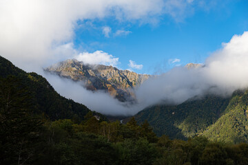 雲に覆われた穂高連峰　上高地