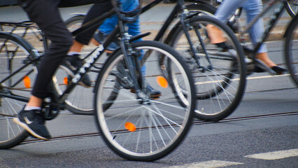 Fototapeta na wymiar Radfahrer, Rad, Fahrrad beim Überqueren einer Straße, Leipzig, Sachsen, Deutschland