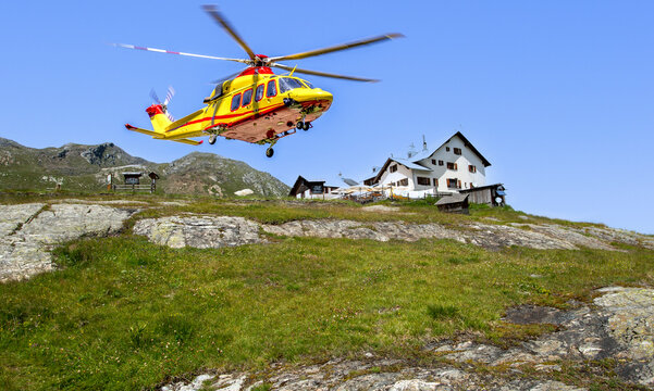 Elicottero per il soccorso alpino in fase di atterraggio