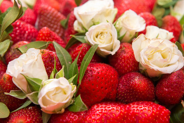 Obraz na płótnie Canvas A lot of strawberries and roses - a favorite for a beloved woman