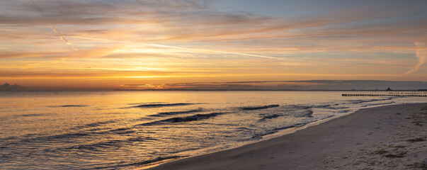 Fototapeta na wymiar Am Strand von Bansin zum Sonnenaufgang