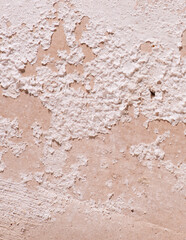 Textura de pared de pueblo, con cal y cemento pegado, textura y fondo rugoso con tonos rosados y...