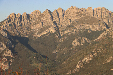 Elf Spitzen über Lecco; Monte Resegone (Serrada) vom Monte Barro gesehen (Bergamasker Voralpen)