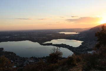 Seenkette im Abendlicht; Blick vom Monte Barro (Lecco) über Lago di Annone, Lago di Pusiano und Lago di Alserio