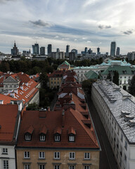 widok z drona na centrum Warszawy, na przodzie stare kamienice i pałac © Arkadiusz