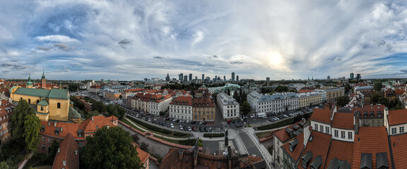 widok z drona na panorama miasta, Warszawa, stare kamienice i pałace, w tle centrum Warszawy z...